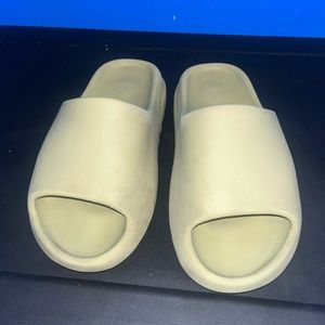 Yeezy slides resin colorway size 9